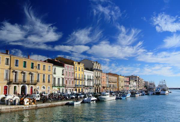 Bateaux à quai, devant maisons colorées à Sète