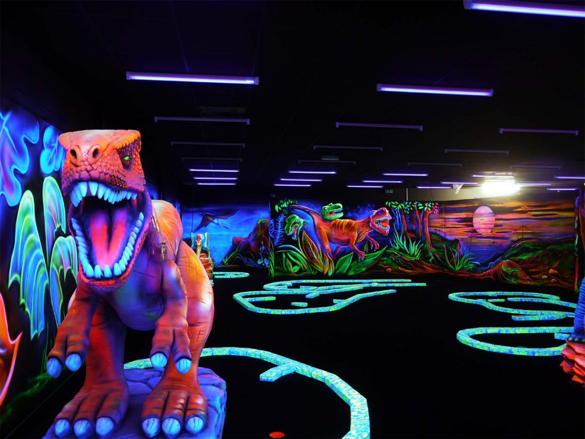 Minigolf intérieur avec décors dinosaure néon, montpellier