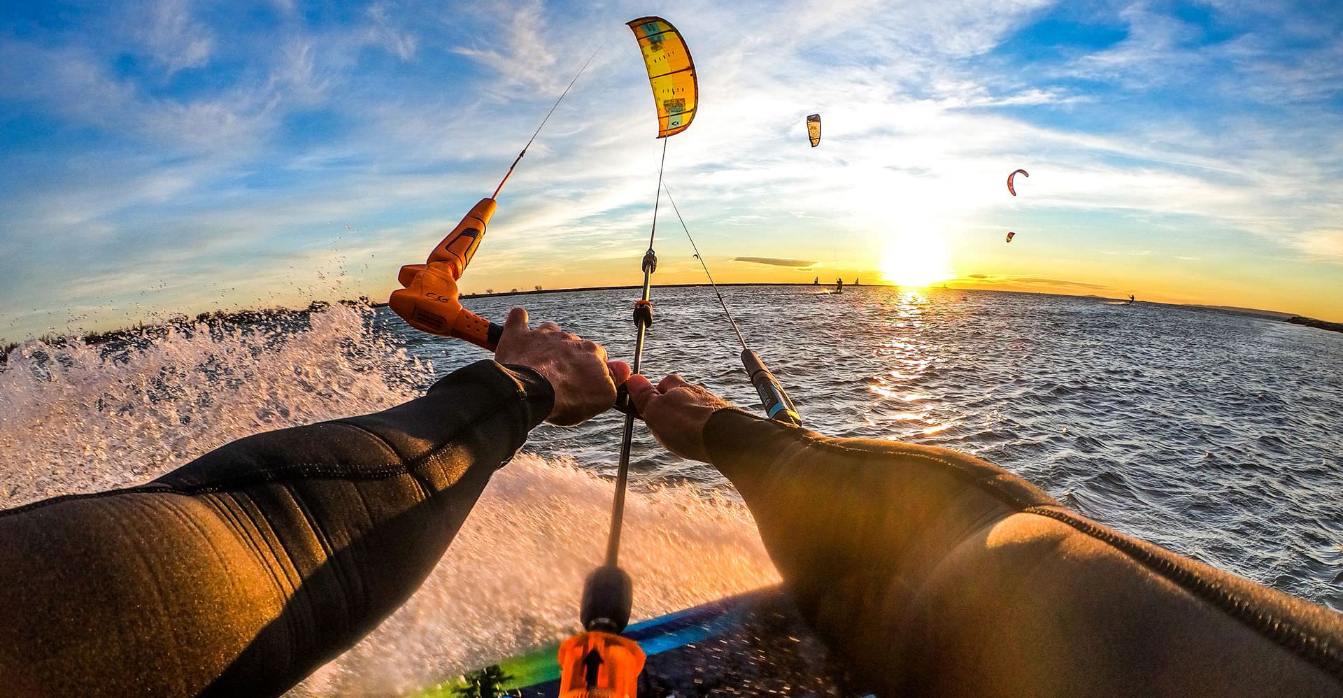 Kitesurfeur au coucher de soleil