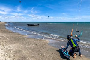 Plage des Aresquiers départ sur l'eau en kitesurf