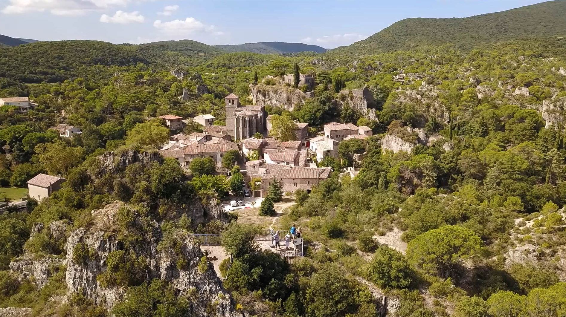 Le belvédère des Courtinals entre village et cirque de Mourèze