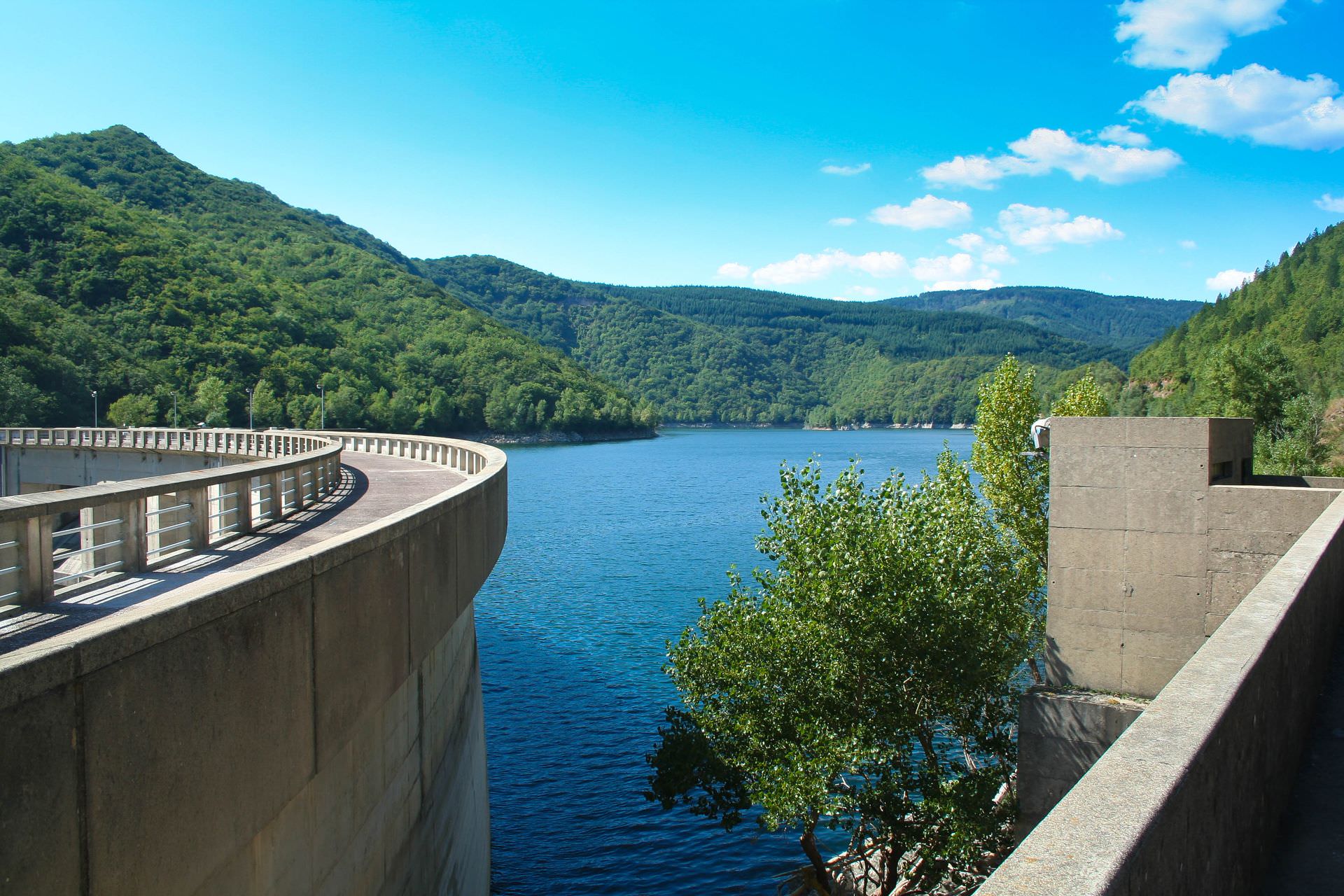 Le barrage et lac d'Avène