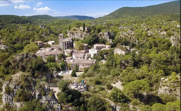 Le belvédère des Courtinals entre village et cirque de Mourèze