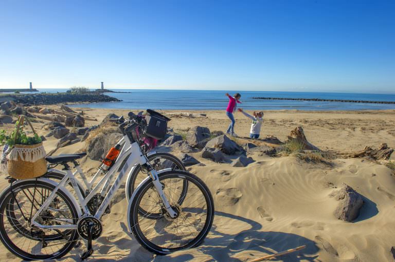 Couple en balade à vélo près de la plage de la Tamarissière au Grau d'Agde en hiver