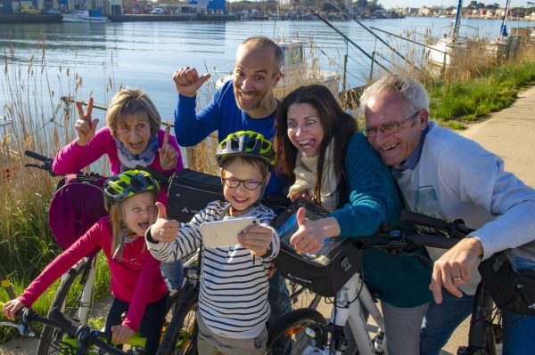 Vélo en famille au Grau d'Agde au bord du fleuve Hérault