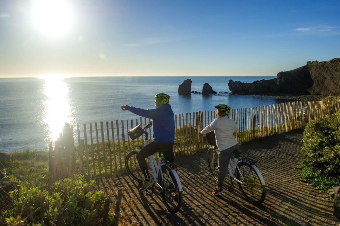 Balade en vélo au cap d'Agde ©Didier Cyclistes devant la plage de la Grande Conque au Cap d'Agde