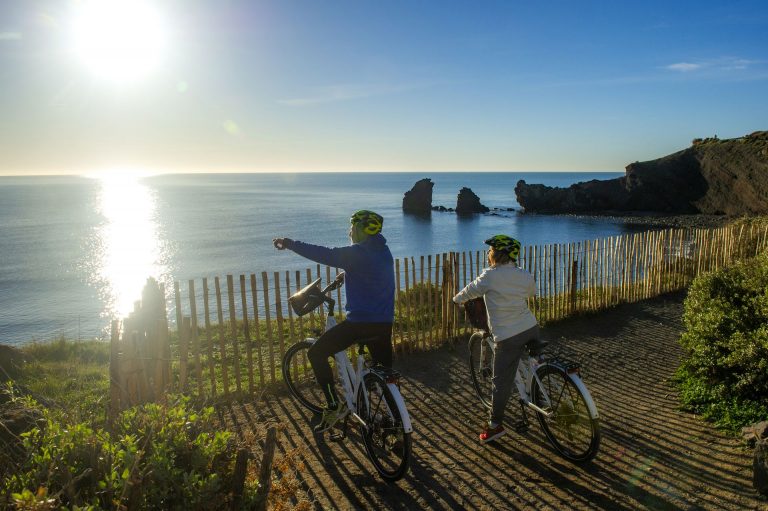 Cyclistes devant la plage de la Grande Conque au Cap d'Agde