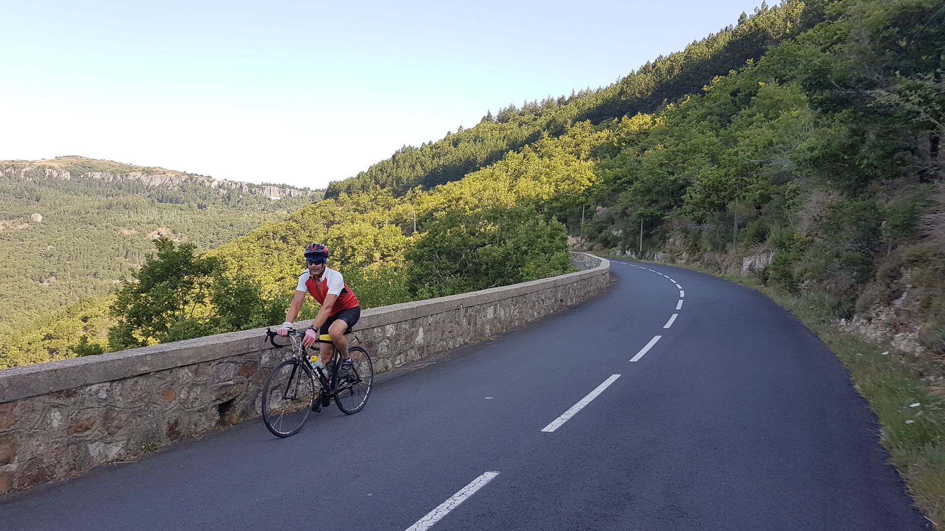 Cycliste sur le col du Perthus