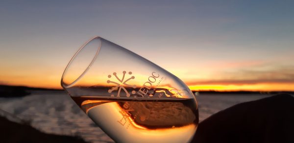 Verre de vin "LANGUEDOC" avec la mer au fond sur un coucher de soleil