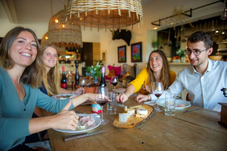 Repas entre amis au domaine de la Grande Sieste à Aniane