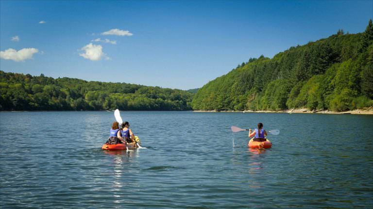 Trois copines font du canoe sur le lac de la Raviège