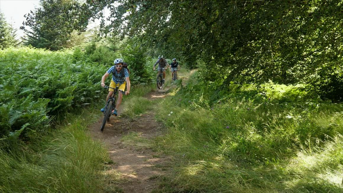 VTT en tribu sur le plateau des lacs