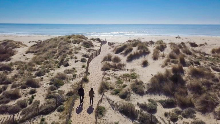 Balade sur la plage de la Réserve Naturelle des Orpellières en couple