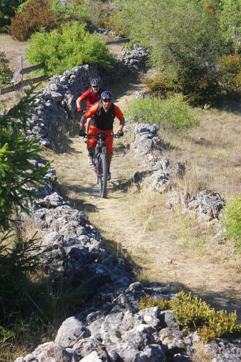 VTT entre amis sur le Larzac