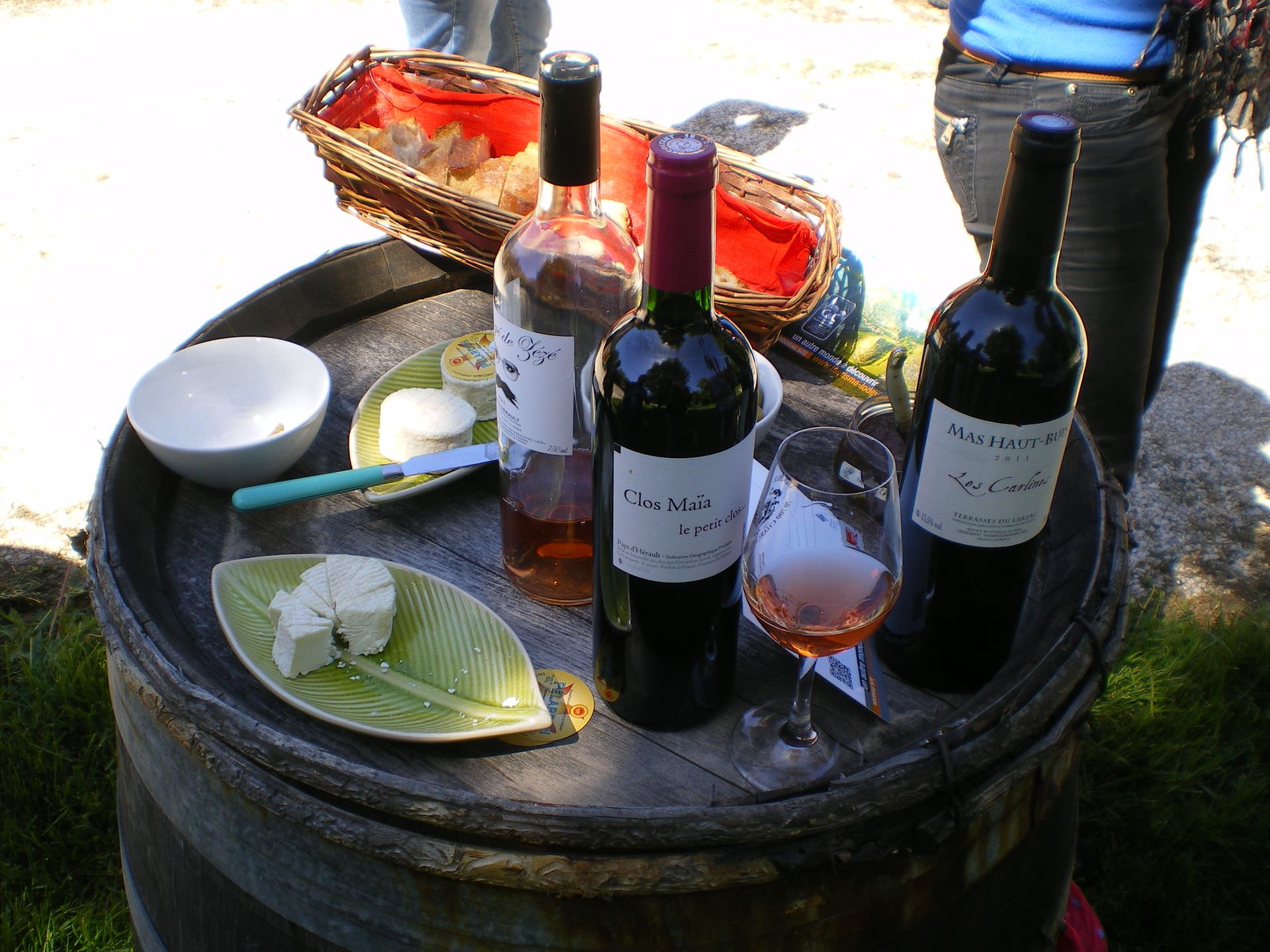 Tonneau présentant fromages et vins au cours d'une balade vigneronne en Lodévois