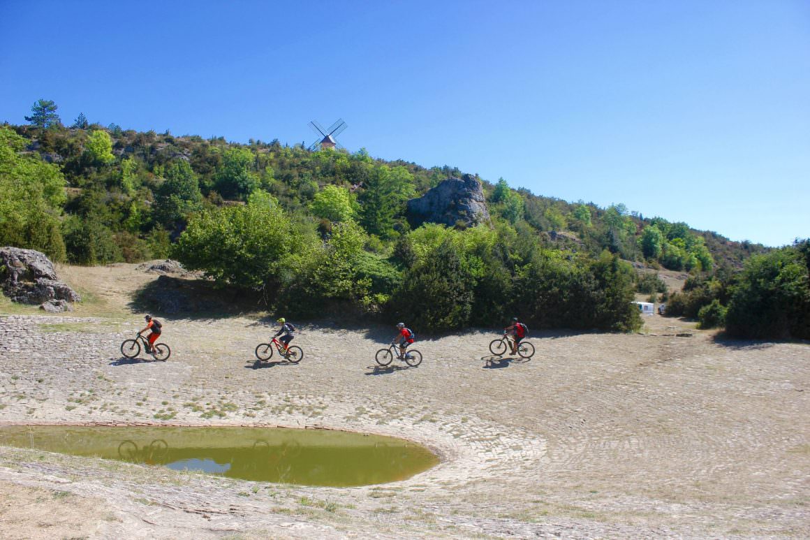 VTT entre amis sur le larzac