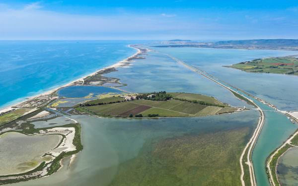 Vue aérienne de la presqu'île de la Cathédrale de Maguelone entourée par la Méditerranée et les étangs