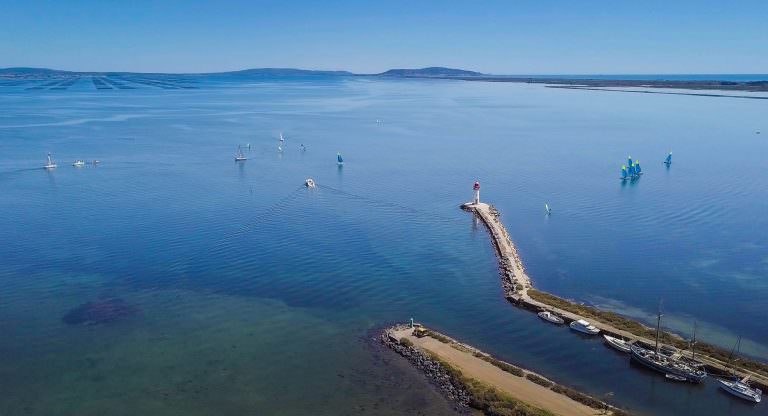 L'étang de Thau et la pointe des Onglous à Marseillan