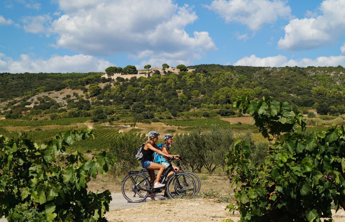 Cyclistes au pied du Castellas à Montpeyroux