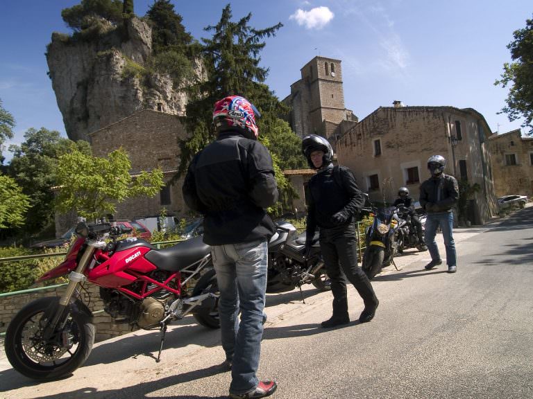 Balade moto dans l'Hérault au Grand Site du Salagou et de Mourèze