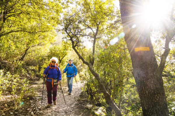 Couple de seniors en Randonnée à Mourèze