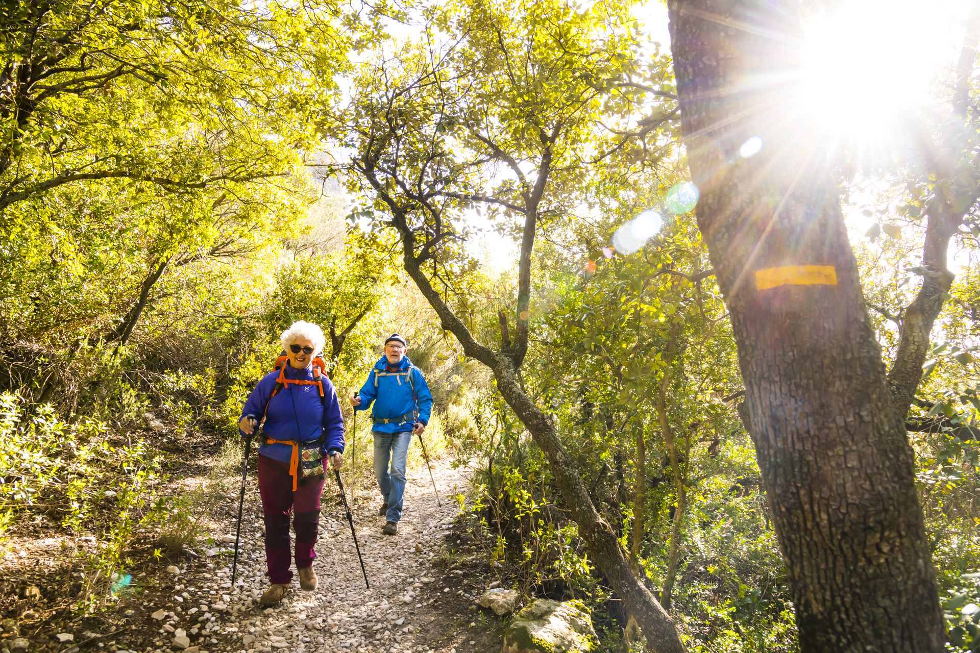 Couple de seniors en Randonnée à Mourèze