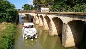 Péniche sur le Canal du Midi et Ouvrages du Libron