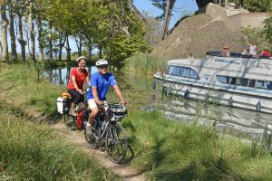 Cyclistes itinérants le long du Canal du Midi