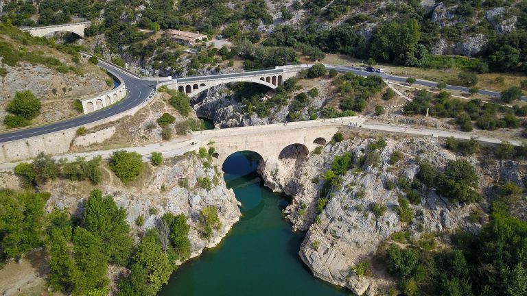 Pont du Diable et gorges de l'Hérault vus du ciel