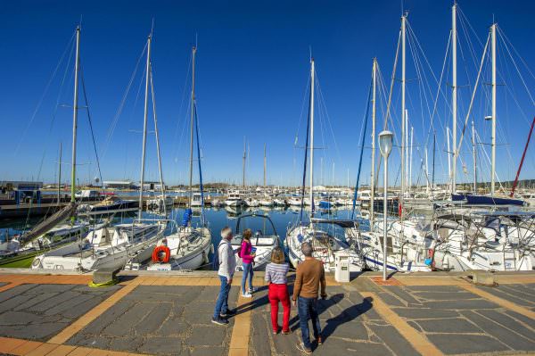 Groupe d'amis sur le port du Cap d'Agde