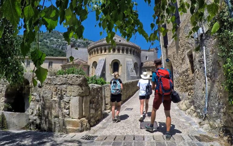 Saint Guilhem le Désert_Randonneurs_jeunes