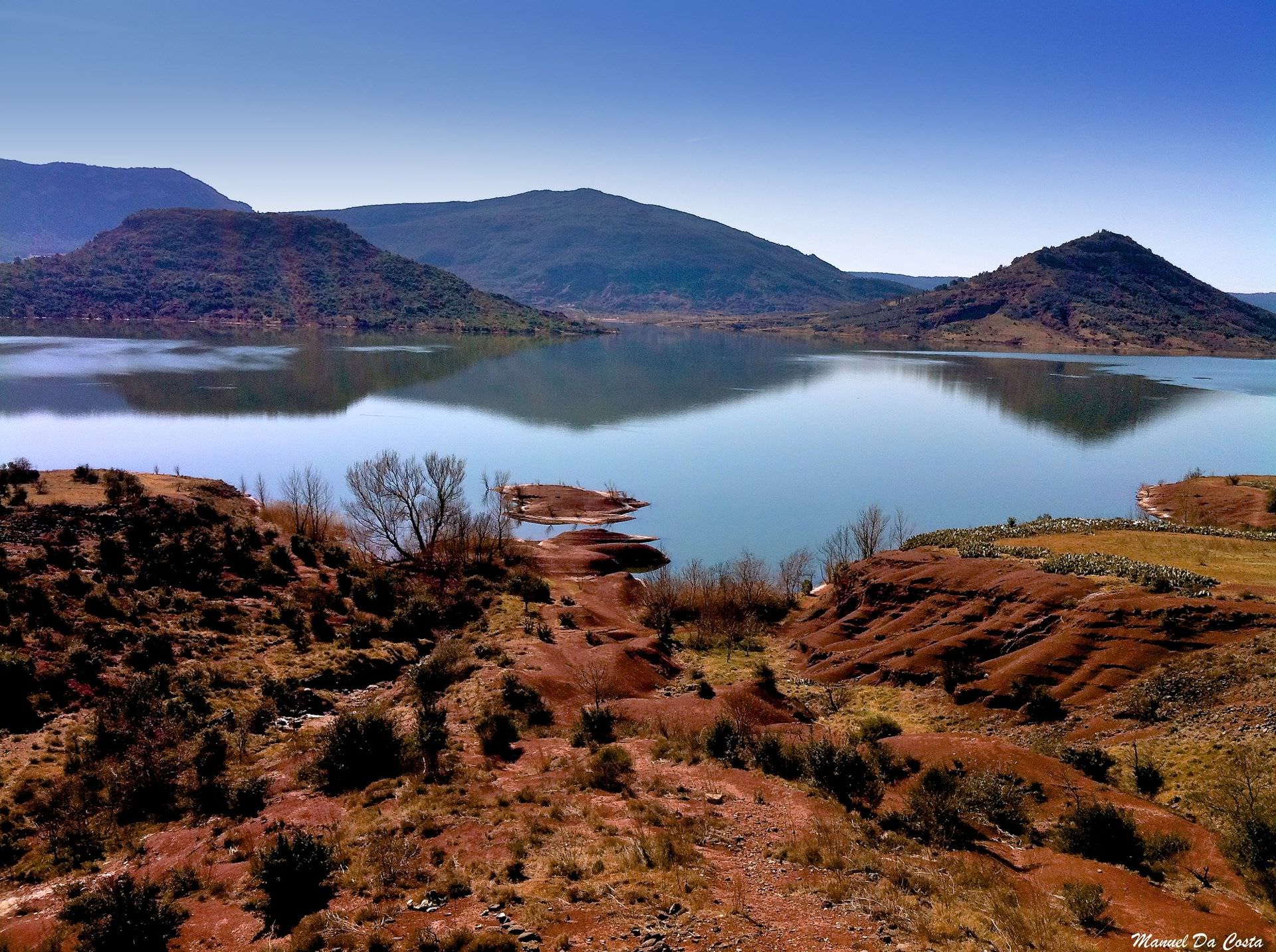 Les ruffes du lac du Salagou se reflètent dans le lac