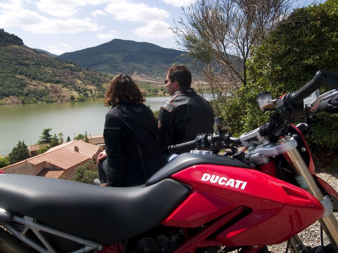 Balade moto dans l'Hérault au Lac du Salagou en couple