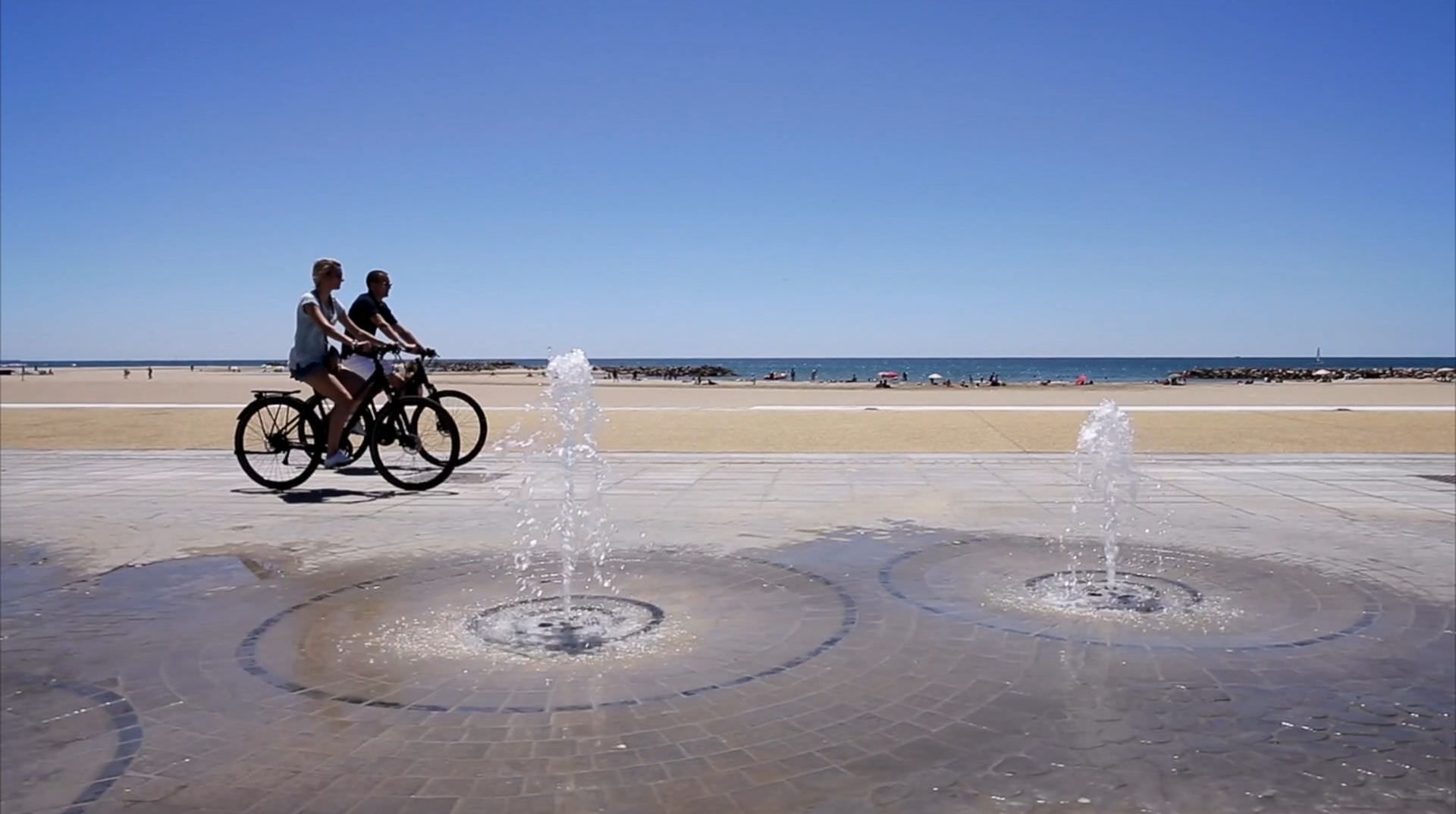 Cyclistes sur la voie verte du Lido à Sète