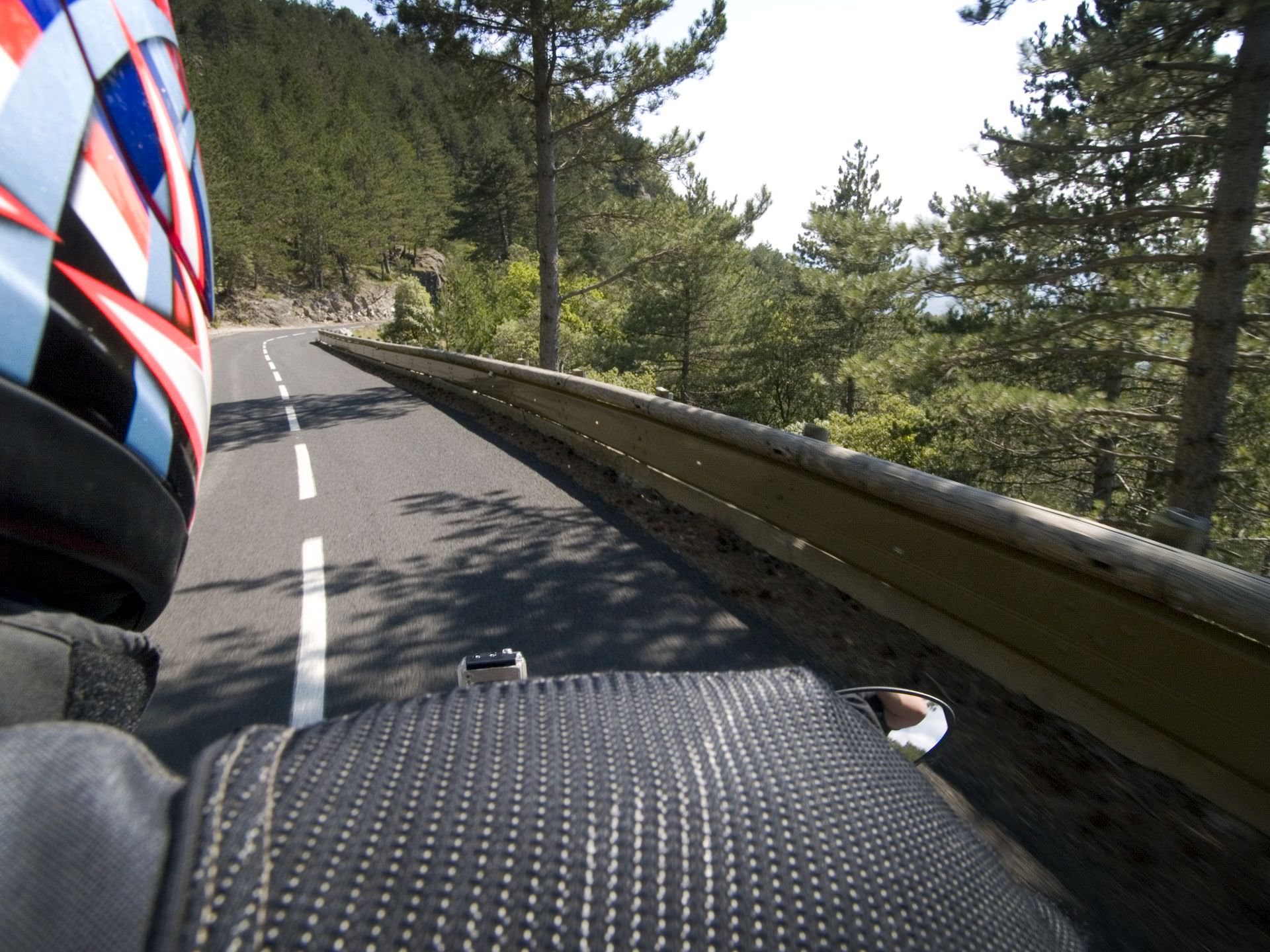 Balade moto dans l'Hérault, montée sur le Larzac