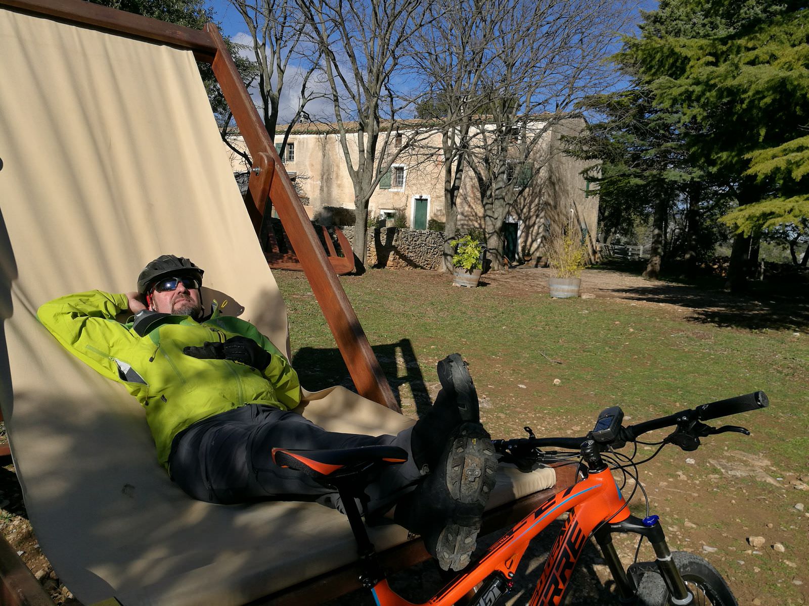 Pause en VTT à la Maison des Légendes