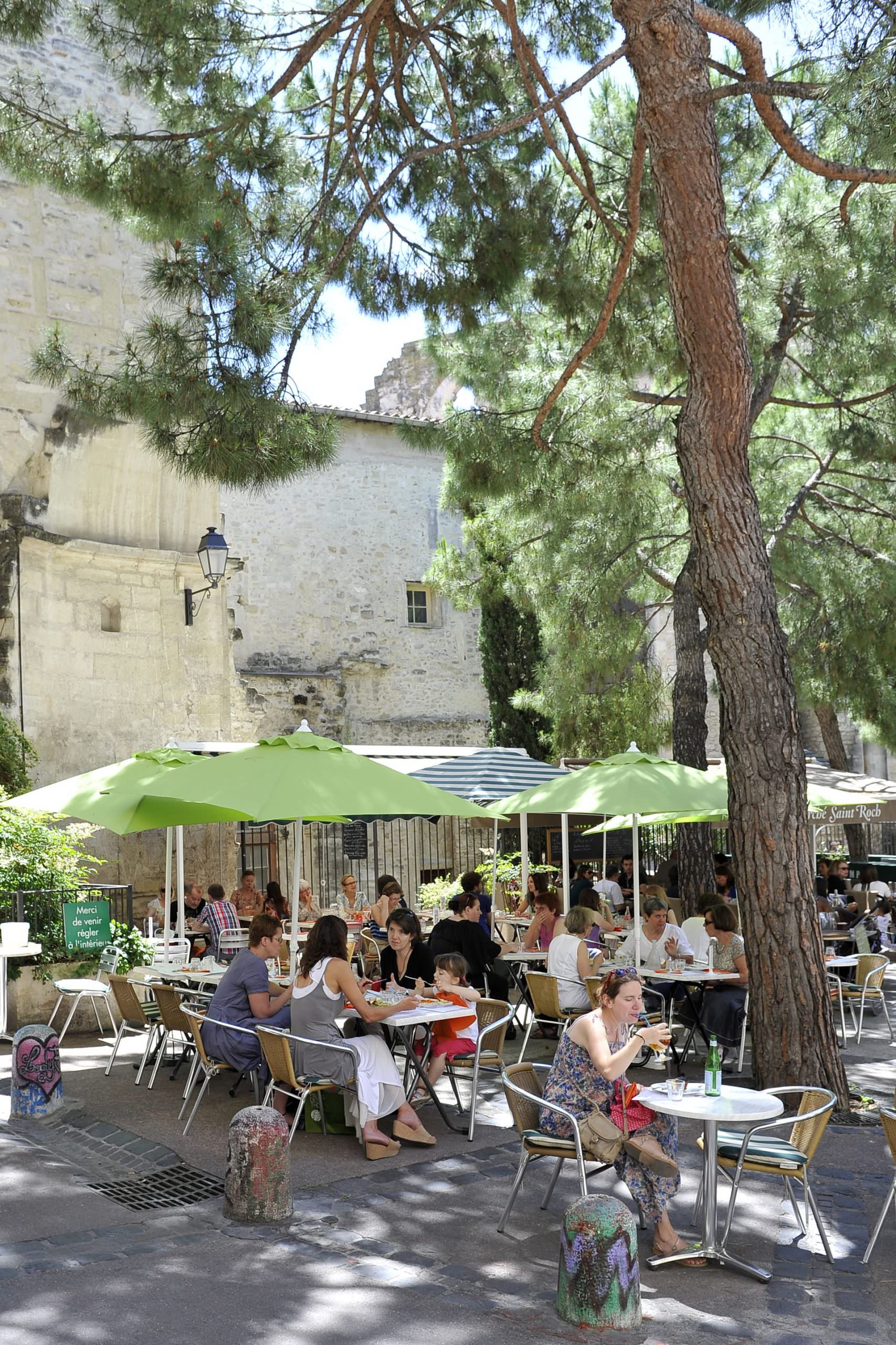 Des familles déjeunent en terrasse à Montpellier