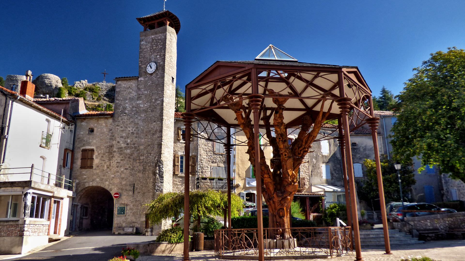 Arbre sculpté au Caylar