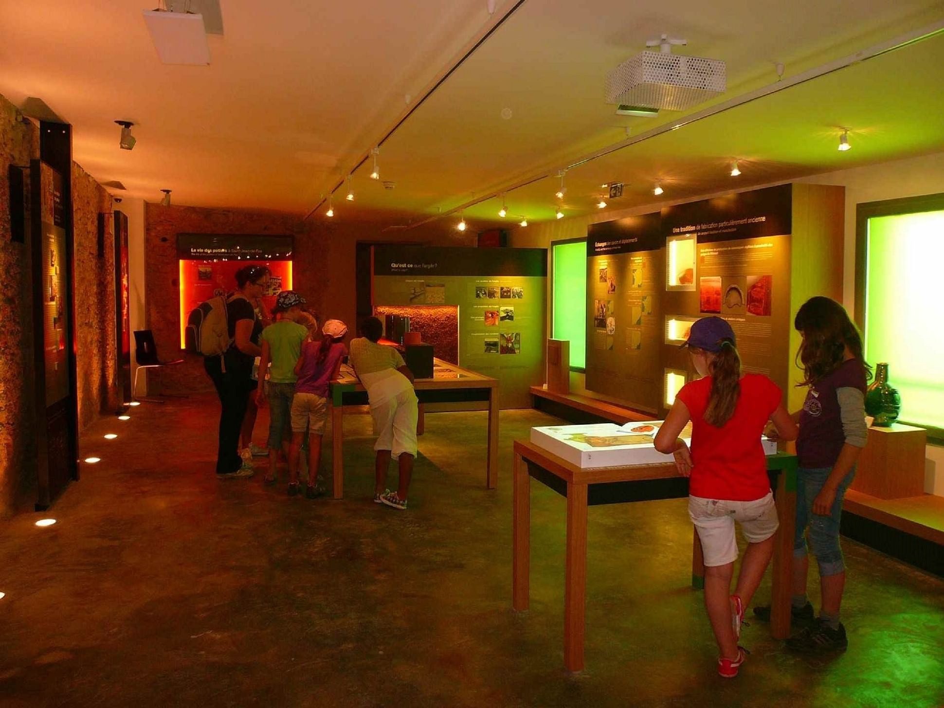 Enfants qui jouent dans la 1ère salle du musée de la poterie Argileum à St jean de fos