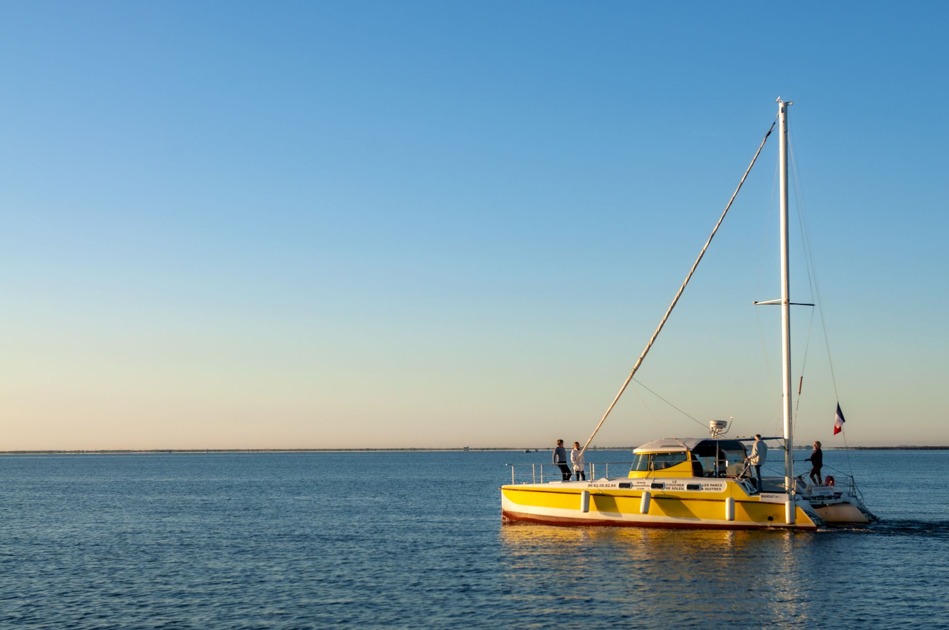 Balade entre amis sur le catamaran de Mansathau sur l'étang de Thau