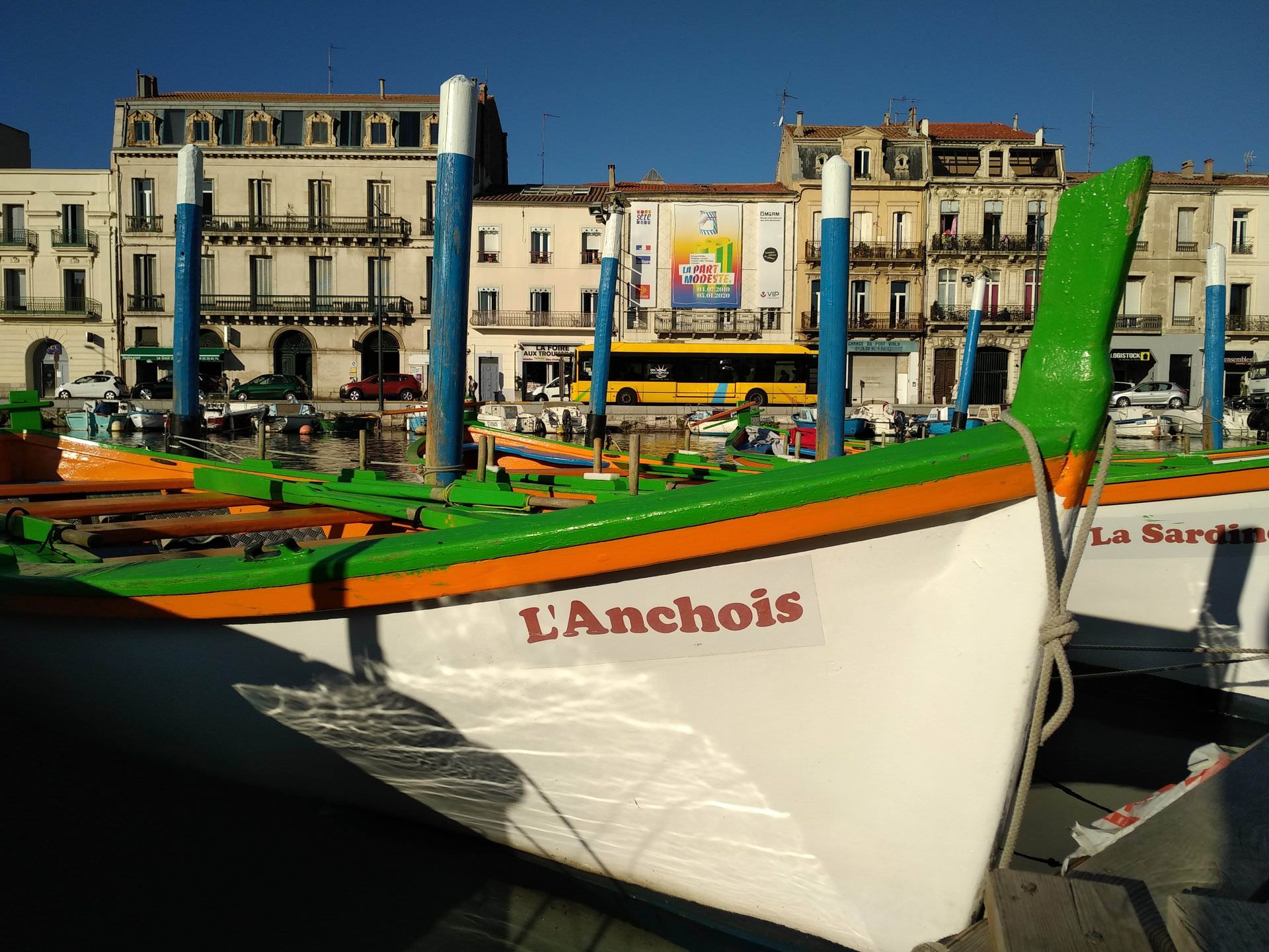 Barque traditionnelle amarrée en face du Miam à Sète