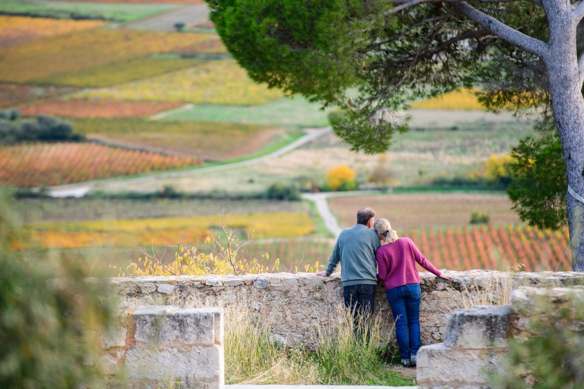 Un couple regarde les vignes de Montpeyroux