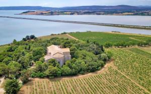 Vue aérienne de la cathédrale de Maguelone