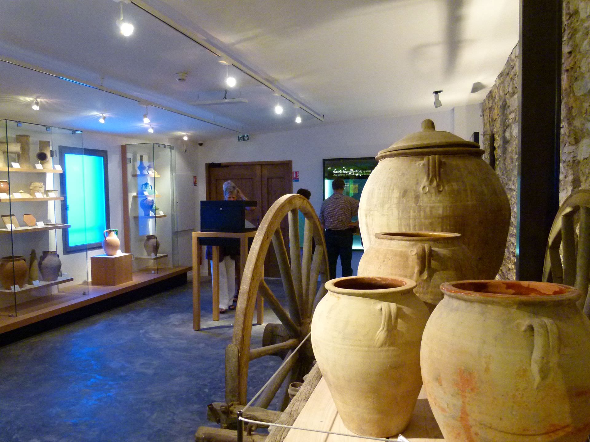 Grand vases en terre retrouvés à Saint-Jean-de-Fos