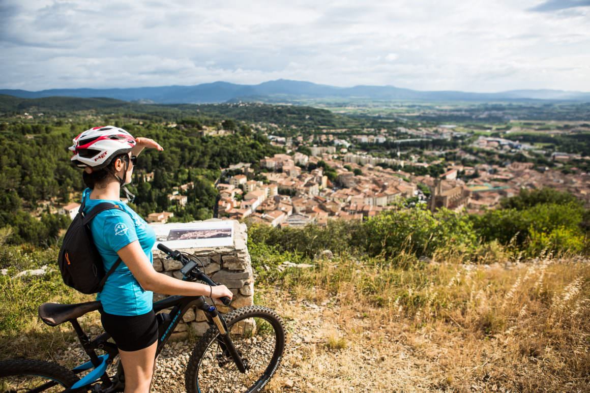 Jeune fille en VTT à la table d'orientation de la Ramasse