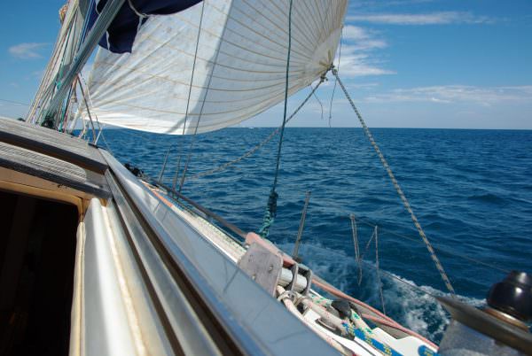 Bateau en pleine vitesse Voile