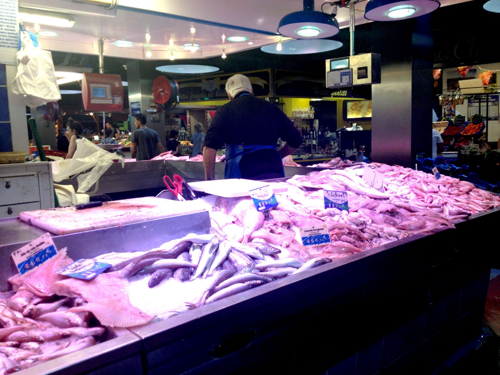 Etal de poissons dans les Halles de Sète