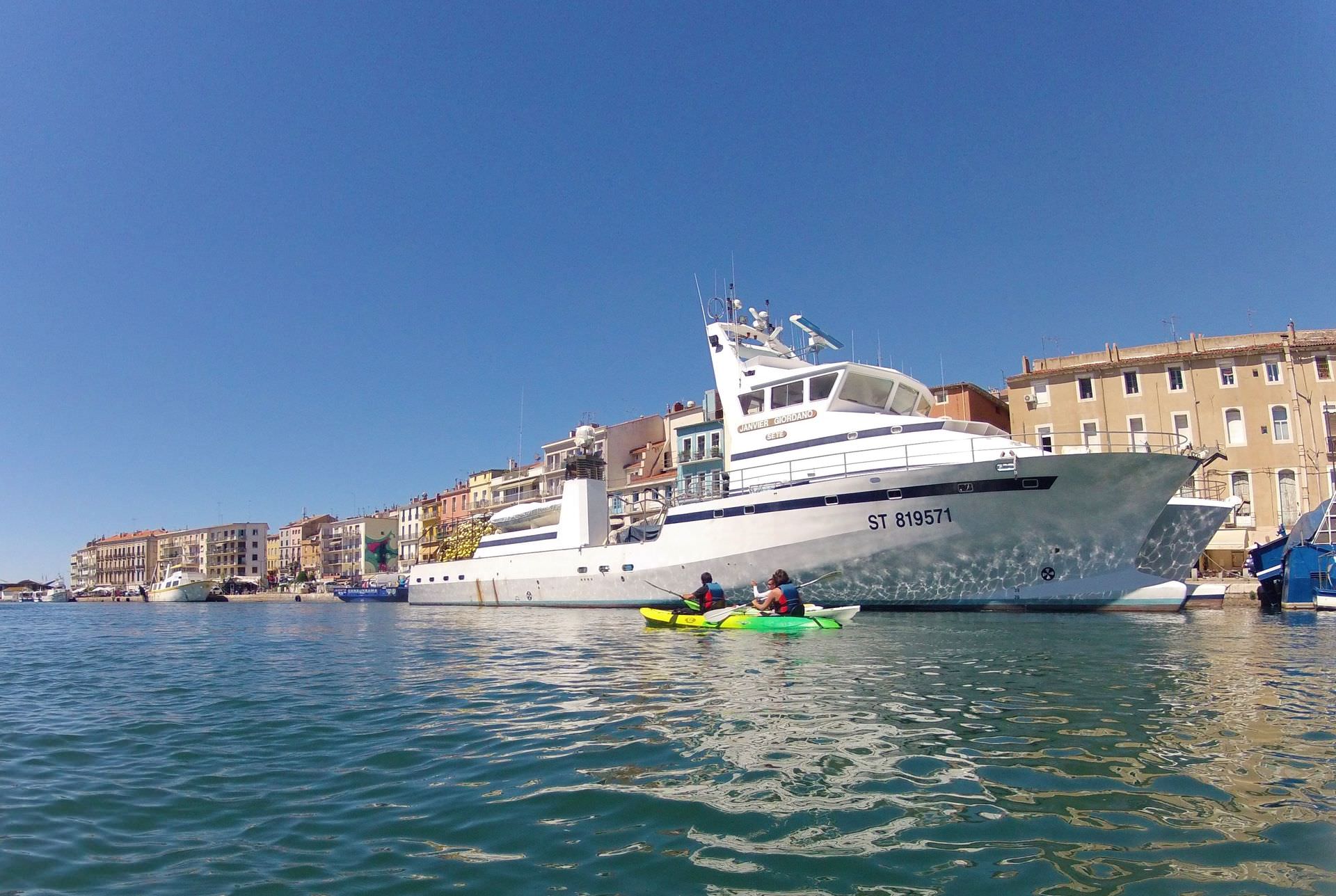 Un kayakiste flirte avec les thoniers dans le port de Sète