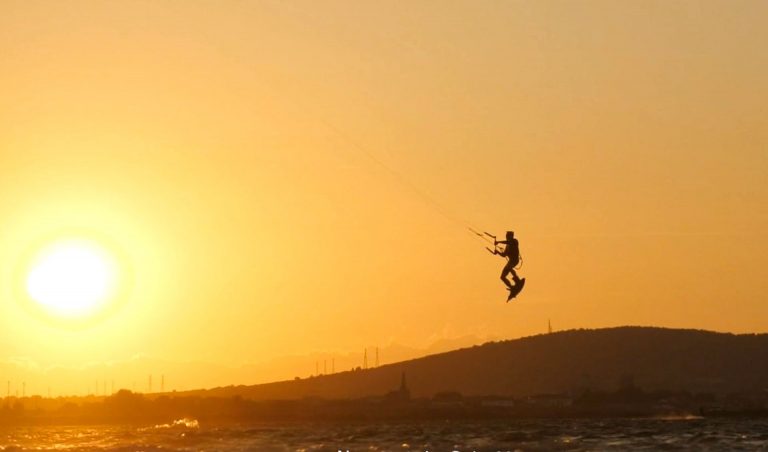 Kite sur l'étang de Thau au coucher du soleil