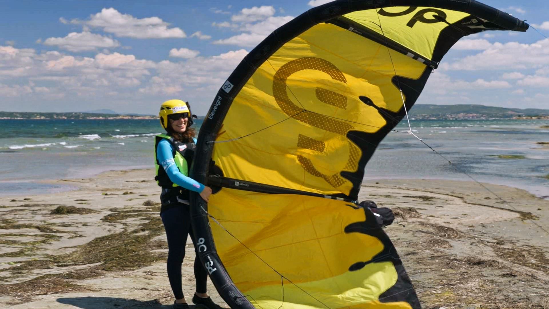 Séance de kitesurf sur l'étang de Thau entre jeunes